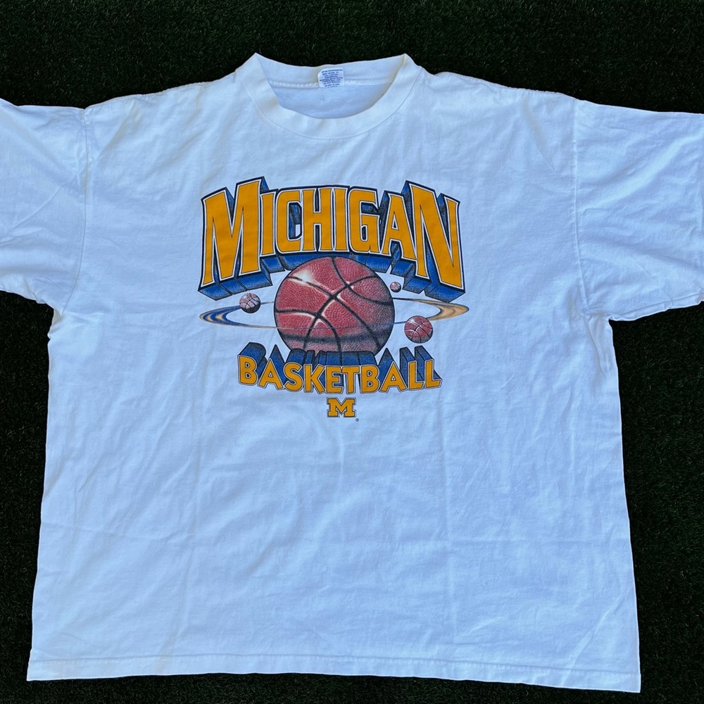 Rare vintage 80’s Michigan Basketball Tee (Great Condition No Flaws)